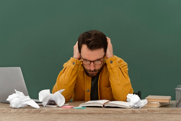 Gratis foto benadrukt man aan het werk op laptop