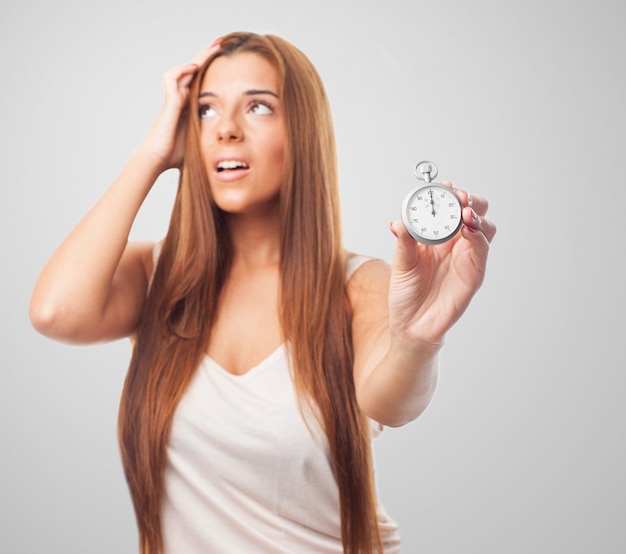 Benadrukt vrouw met stopwatch in de hand