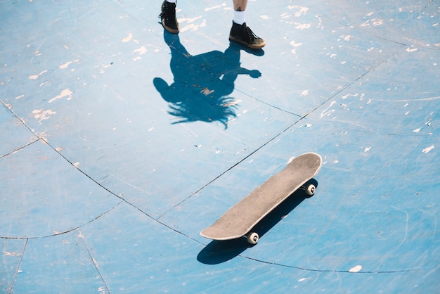 Gratis foto benen van skateboarder in helling