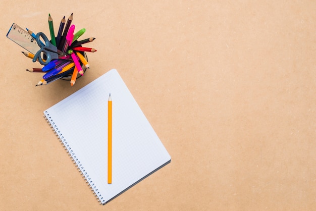 Benodigdheden schrijven in de buurt van een notebook