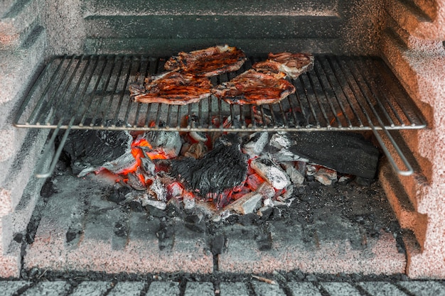 Bereide varkensvleesfilets die over steenkolen in barbecue worden gekookt