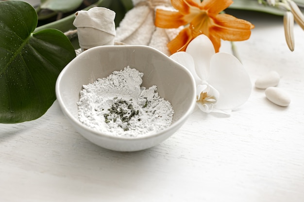 Bereiding van een cosmetisch masker van natuurlijke ingrediënten, gezichtsverzorging thuis of in een spa-salon.