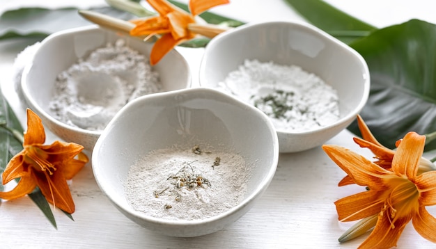 Bereiding van een cosmetisch masker van natuurlijke ingrediënten, gezichtsverzorging thuis of in een spa-salon.