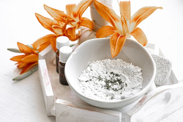 Bereiding van een cosmetisch masker van natuurlijke ingrediënten, gezichtsverzorging thuis.