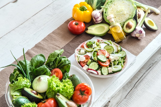 Bereiding van gezonde voeding van biologische producten op tafel. Het concept van gezond eten en thuis koken. Bovenaanzicht