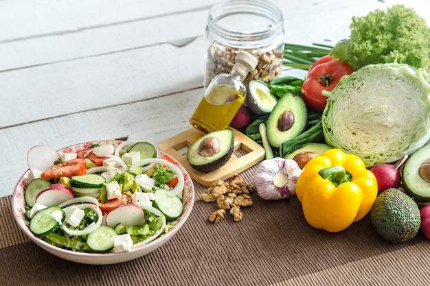 Bereiding van gezonde voeding van biologische producten op tafel