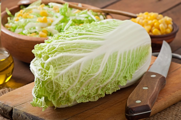 Gratis foto bereiding van salade van chinese kool