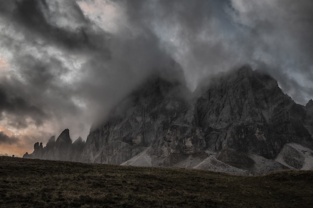 Berg bedekt met mist