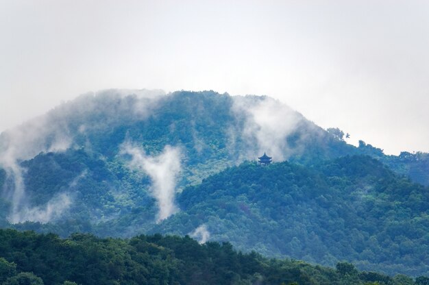 Berg met mist