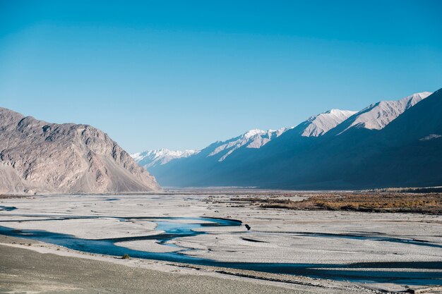 berg, rivier en blauwe hemel in Leh Ladakh, India