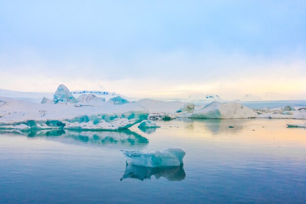 Berg sneeuw blauwe lagune koud