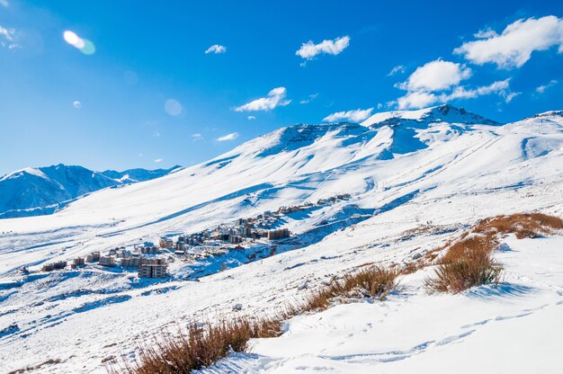 bergachtig landschap bedekt met sneeuw in de Andes