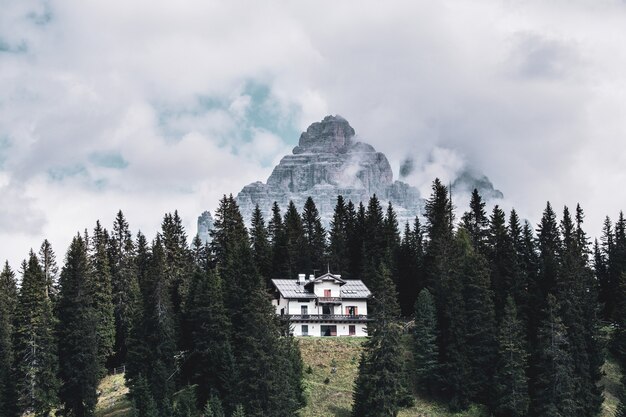 Bergachtig landschap in het natuurpark Three Peaks in Italië