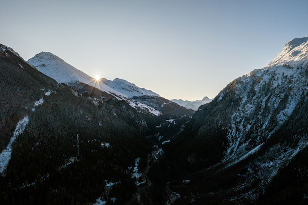 Bergachtig winterlandschap onder de heldere hemel in Sainte-Foy-Tarentaise, Franse Alp