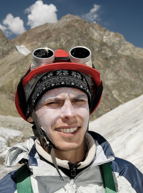 Gratis foto bergbeklimmer tijdens hard trainen