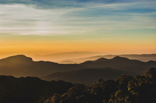 bergen bij zonsondergang
