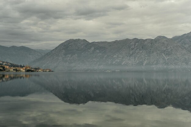 Bergen en de Adriatische Zee bij bewolkt weer Dobrota Montenegro