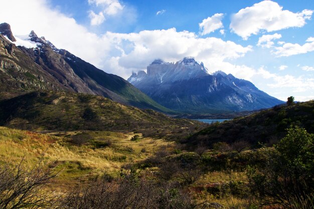 Bergen onder de heldere hemel in Torres del Paine National park in Chili