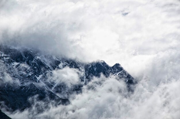 berglandschap met mist en bewolkte hemel