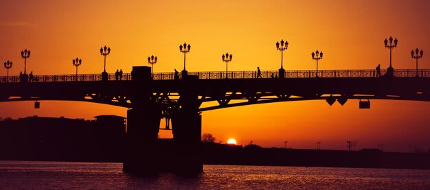 Beroemd uitzicht op de Saint Pierre-brug bij zonsondergang