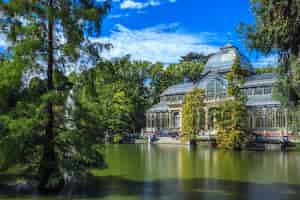 Gratis foto beroemde crystal palace in retiro park, madrid, spanje.