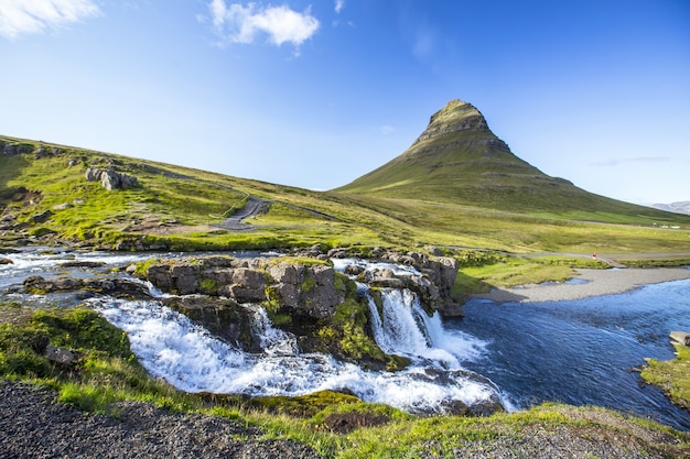 Gratis foto beroemde kirkjufellsfoss-berg in ijsland