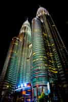 Gratis foto beroemde petronas twin towers in kuala lumpur 's nachts