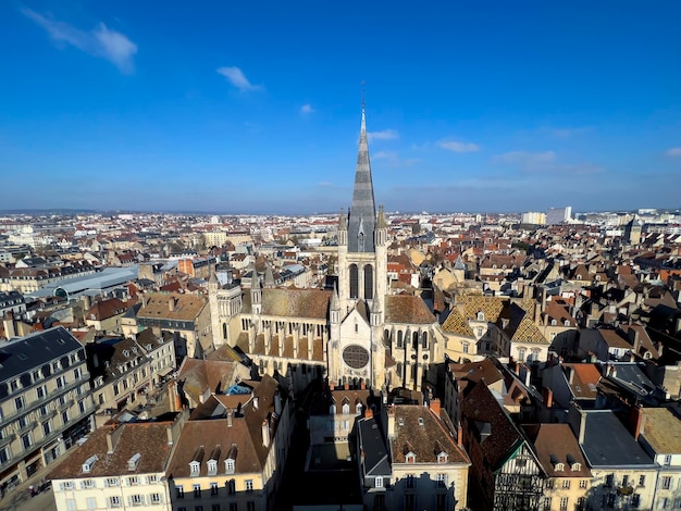 Beroemde weergave van Notre Dame Dijon met stad op de achtergrond