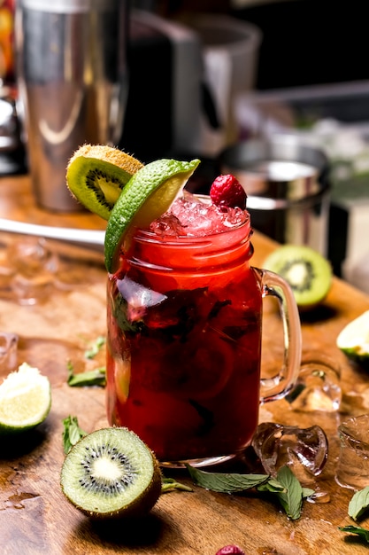 Berry mojito framboos kiwi mint limoen zijaanzicht