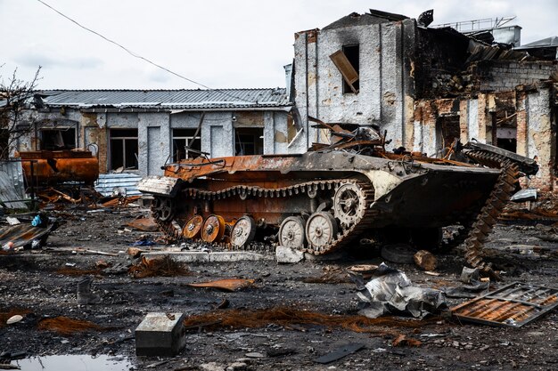 Beschadigde tank Russische oorlog in oekraïne