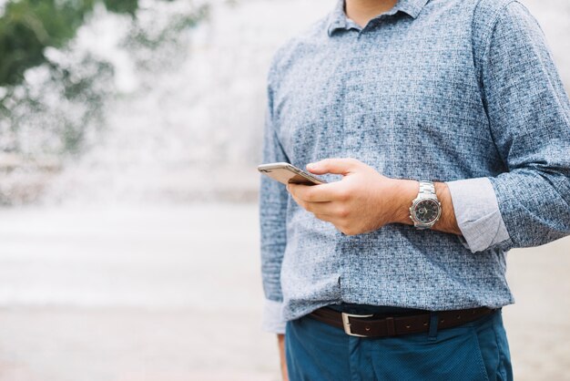 Bescherm zakenman met smartphone