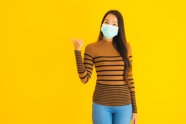 Beschermt de portret mooie jonge Aziatische vrouw met masker in vele actie voor tegen coronavirus of covid19