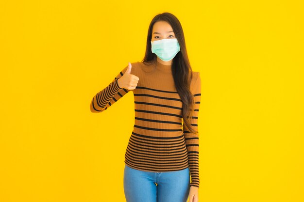 Beschermt de portret mooie jonge Aziatische vrouw met masker in vele actie voor tegen coronavirus of covid19