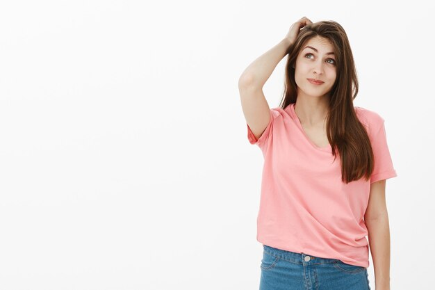 Besluiteloos vrij brunette vrouw poseren in de studio