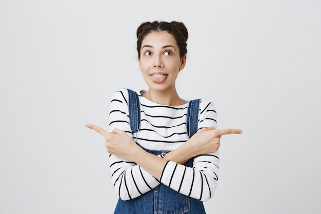 Besluiteloos vrouw zijwaarts wijzend, keuze maken