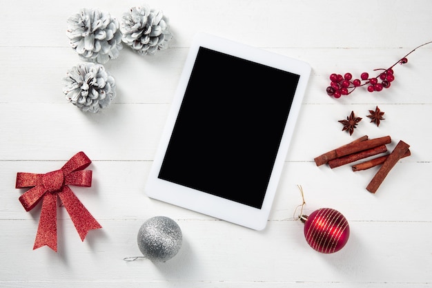 Bespotten van leeg leeg scherm van tablet op de witte houten tafel