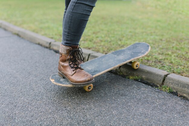 Bessen bijsnijden met skateboard in de buurt van de rand
