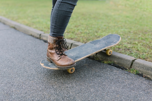 Bessen bijsnijden met skateboard in de buurt van de rand