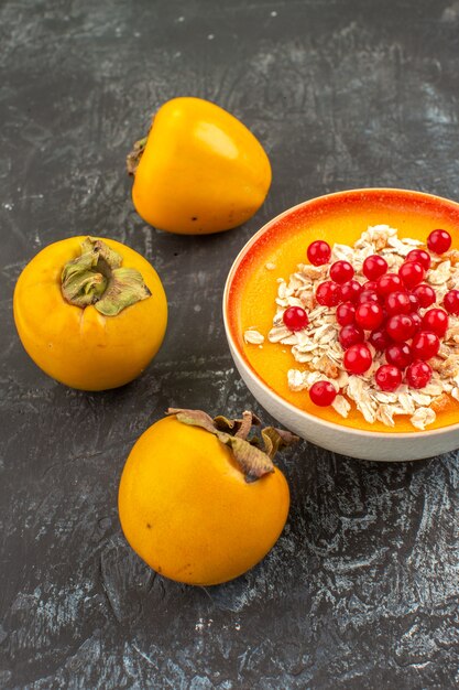 Bessen oranje kom met bessen drie smakelijke kaki