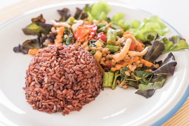 bessenrijst met roergebakken tofu-eiwit en basilicum