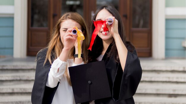 Beste vrienden bij diploma-uitreiking buiten