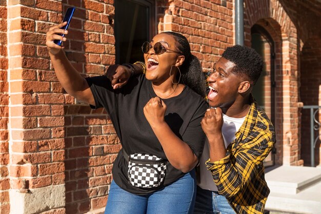 Beste vrienden die buiten samen een selfie maken