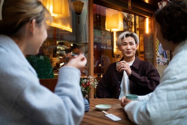 Beste vrienden die rondhangen in een restaurant