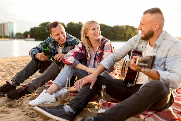 Beste vrienden die rondhangen op het strand