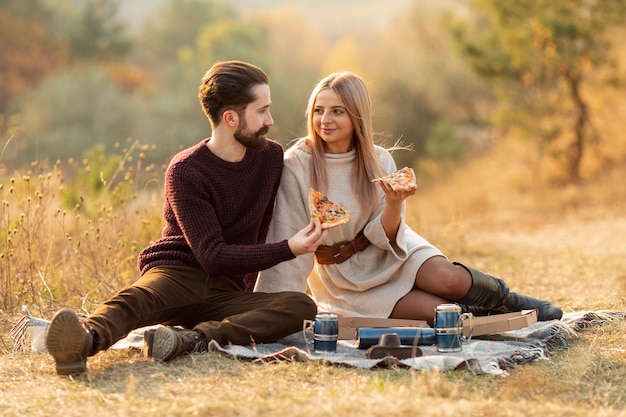 Gratis foto beste vrienden die samen buiten blijven