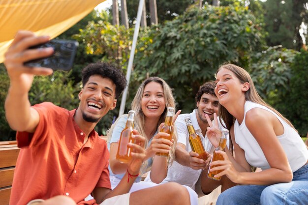 Beste vrienden die samen buiten een selfie maken