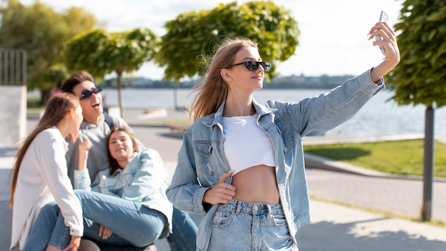 Beste vrienden die samen buiten een selfie maken