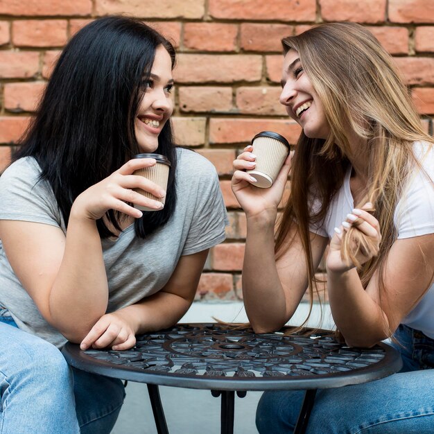 Beste vrienden die samen hun koffie drinken