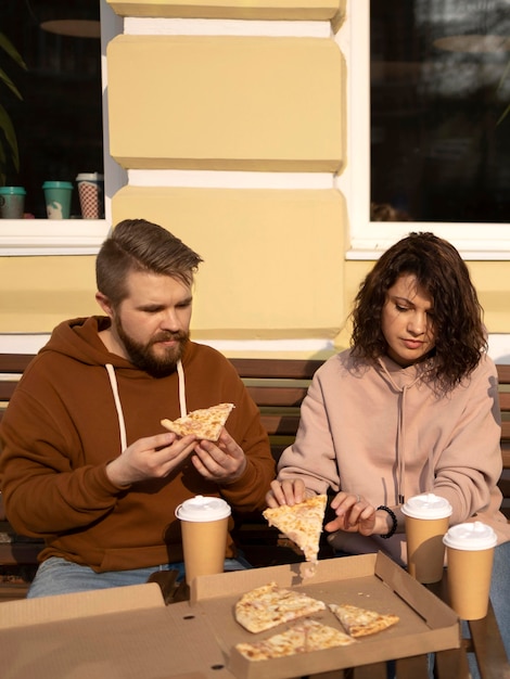 Gratis foto beste vrienden die wat straatvoedsel eten