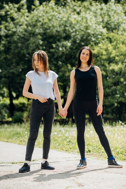 Gratis foto beste vrienden genieten van tijd doorbrengen in het park